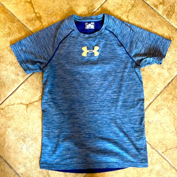 4 Under Armour heat gear short sleeves shirts, 1 adidas long sleeve - Picture 3 of 17